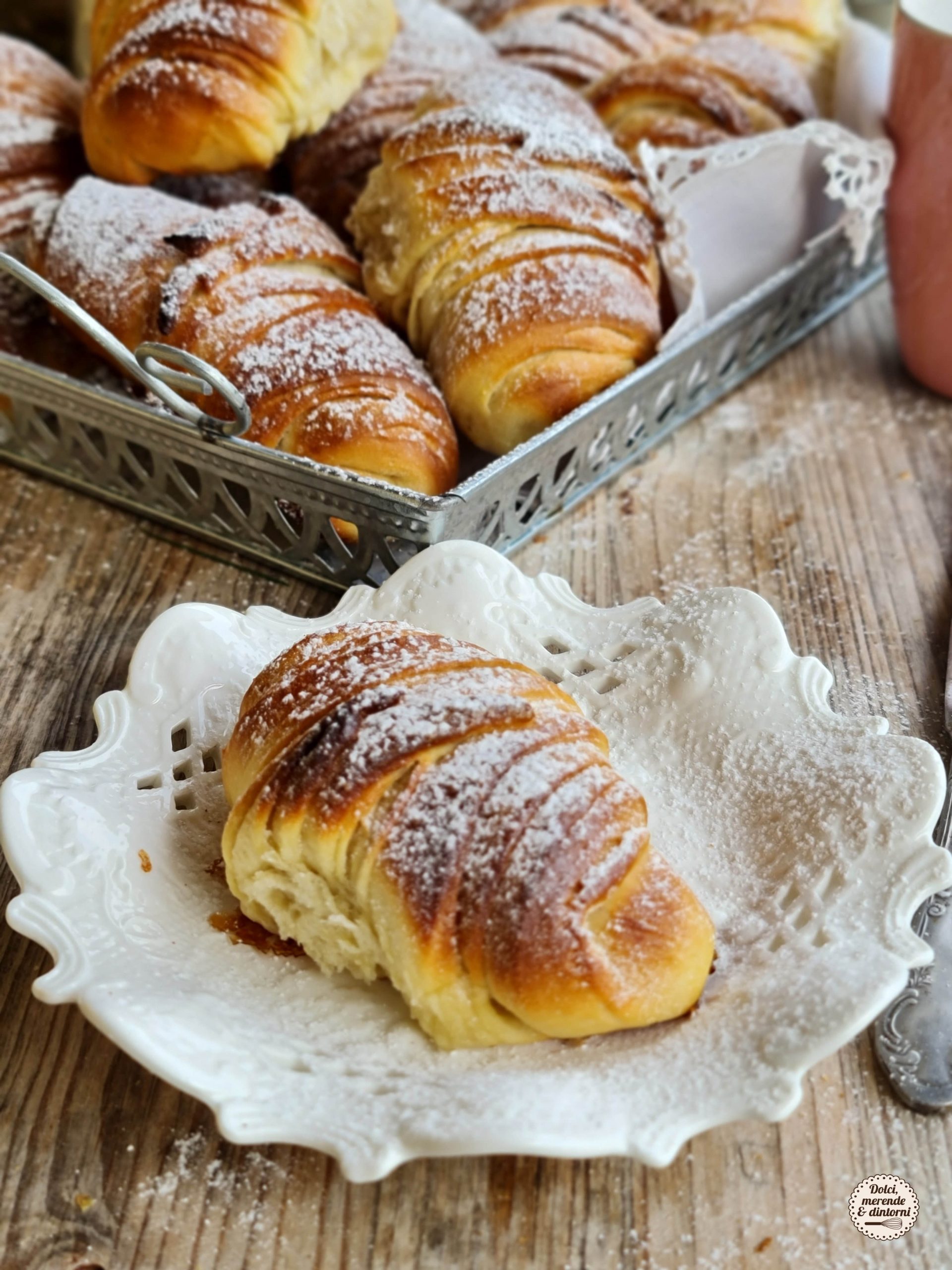 Cornetti sfogliati e croissant, storia e segreti del dolce della colazione